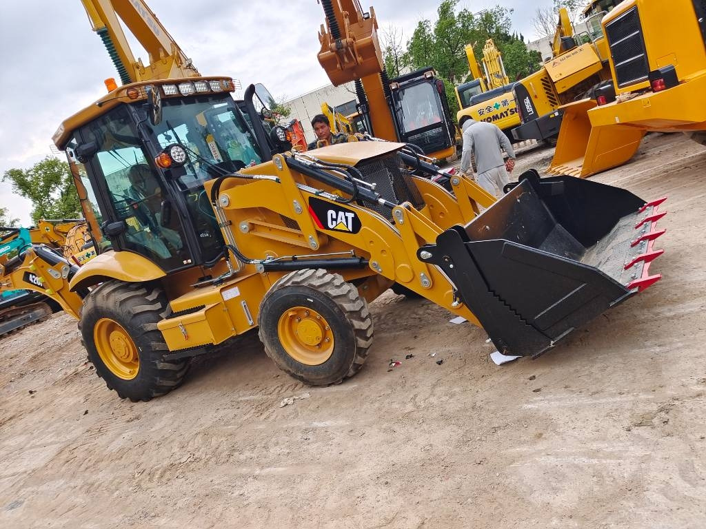 CAT 420 F - Tractopelle: photos 1 CAT 420 F - Tractopelle: photos 1