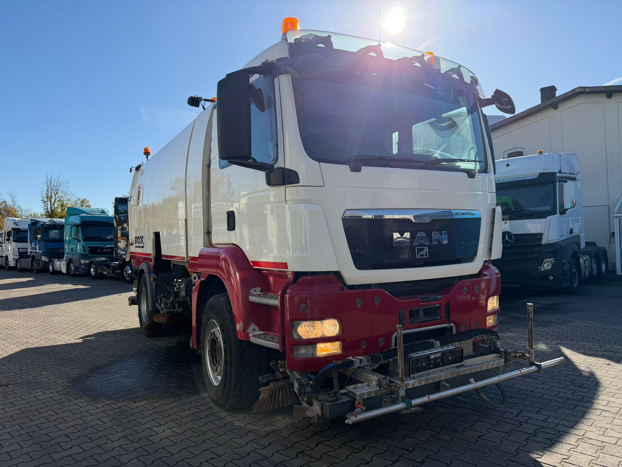 MAN TGS 18.440 Brock SL 280 2 Jumbo S 2 Seiten + HD | 12053 St. - Balayeuse de voirie: photos 1 MAN TGS 18.440 Brock SL 280 2 Jumbo S 2 Seiten + HD | 12053 St. - Balayeuse de voirie: photos 1