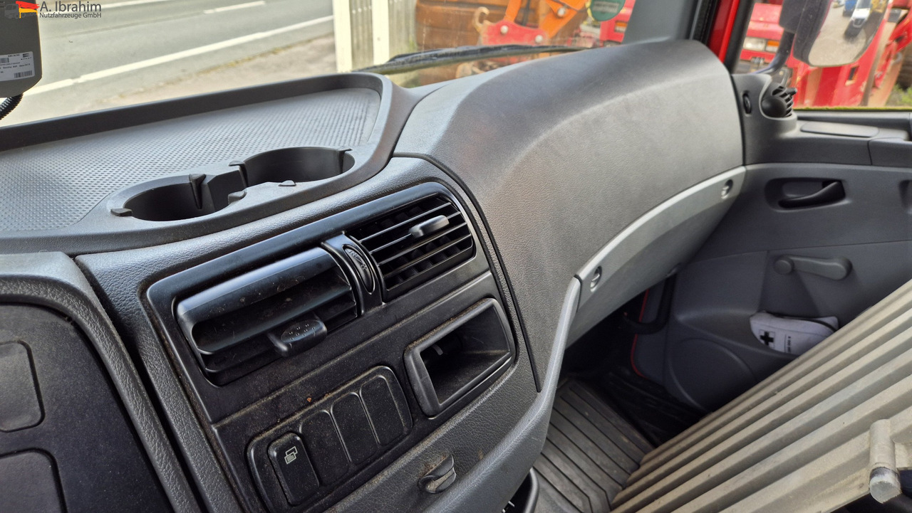 Mercedes-Benz 1222 Werkstattkoffer mit Regalsystem - Camion fourgon: photos 4 Mercedes-Benz 1222 Werkstattkoffer mit Regalsystem - Camion fourgon: photos 4