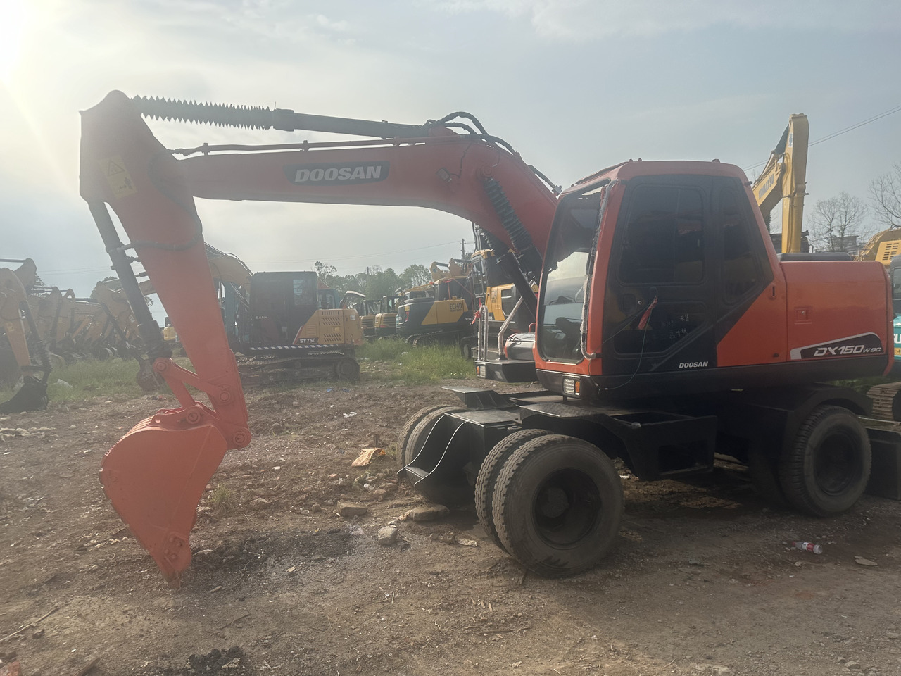 Doosan DX150W-9C - Pelle sur pneus: photos 1 Doosan DX150W-9C - Pelle sur pneus: photos 1