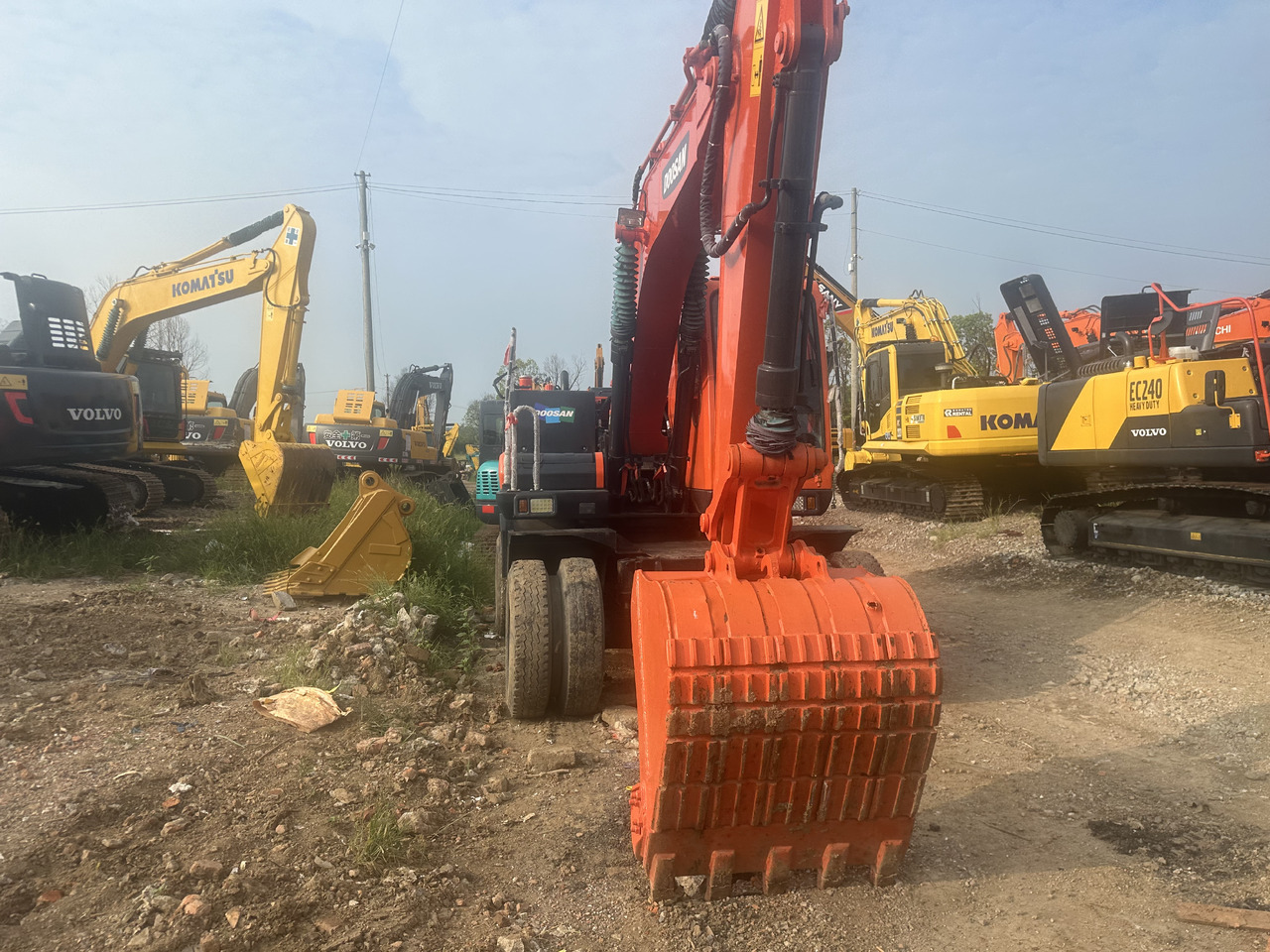 Doosan DX150W-9C - Pelle sur pneus: photos 3 Doosan DX150W-9C - Pelle sur pneus: photos 3