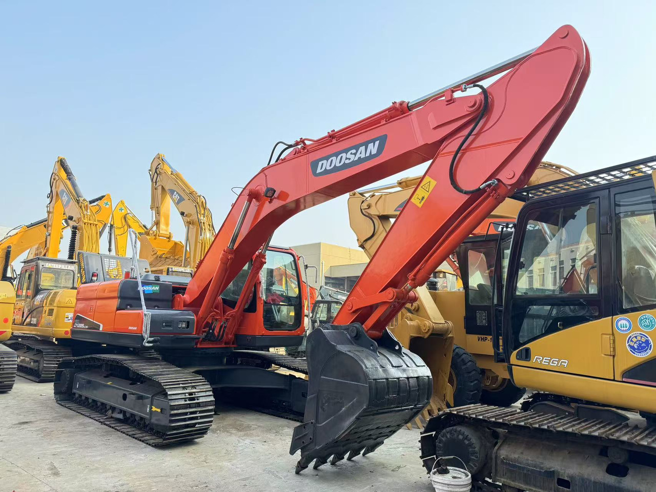 DOOSAN DX225 - Pelle sur chenille: photos 1 DOOSAN DX225 - Pelle sur chenille: photos 1