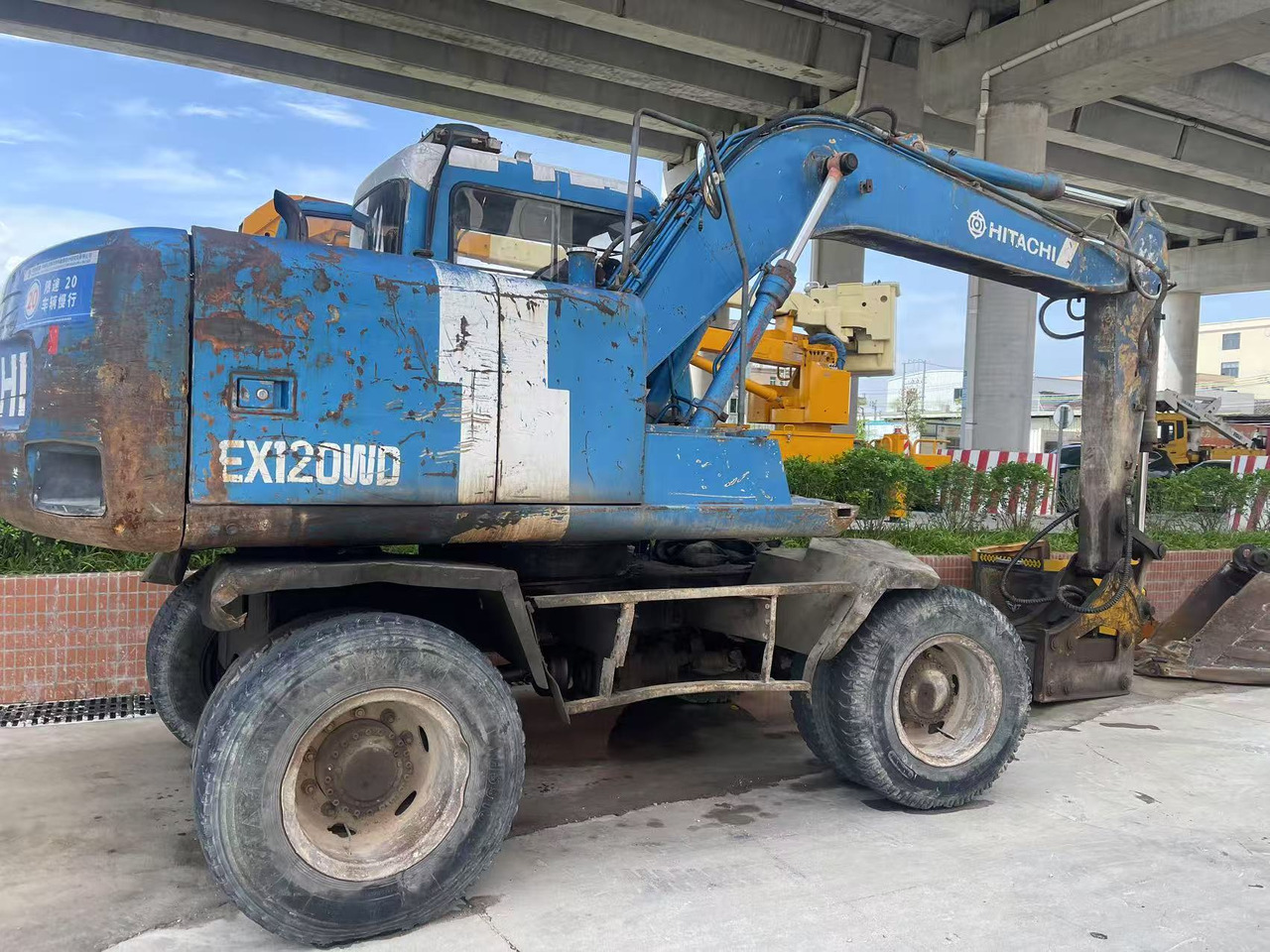 HITACHI EX100WD-2 - Pelle sur pneus: photos 2 HITACHI EX100WD-2 - Pelle sur pneus: photos 2