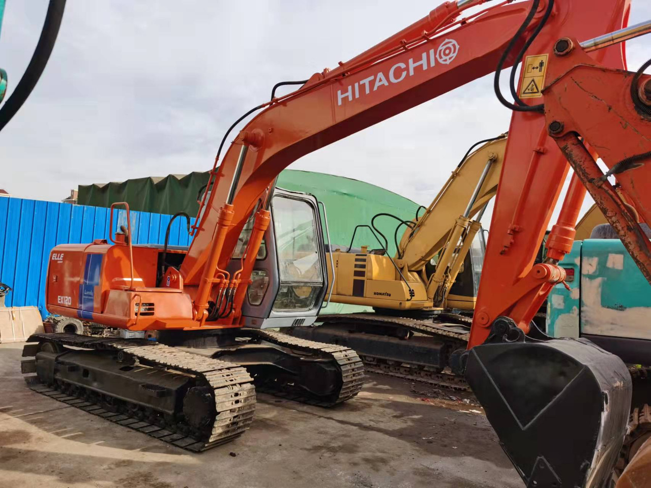 HITACHI EX120-2 - Pelle sur chenille: photos 1 HITACHI EX120-2 - Pelle sur chenille: photos 1