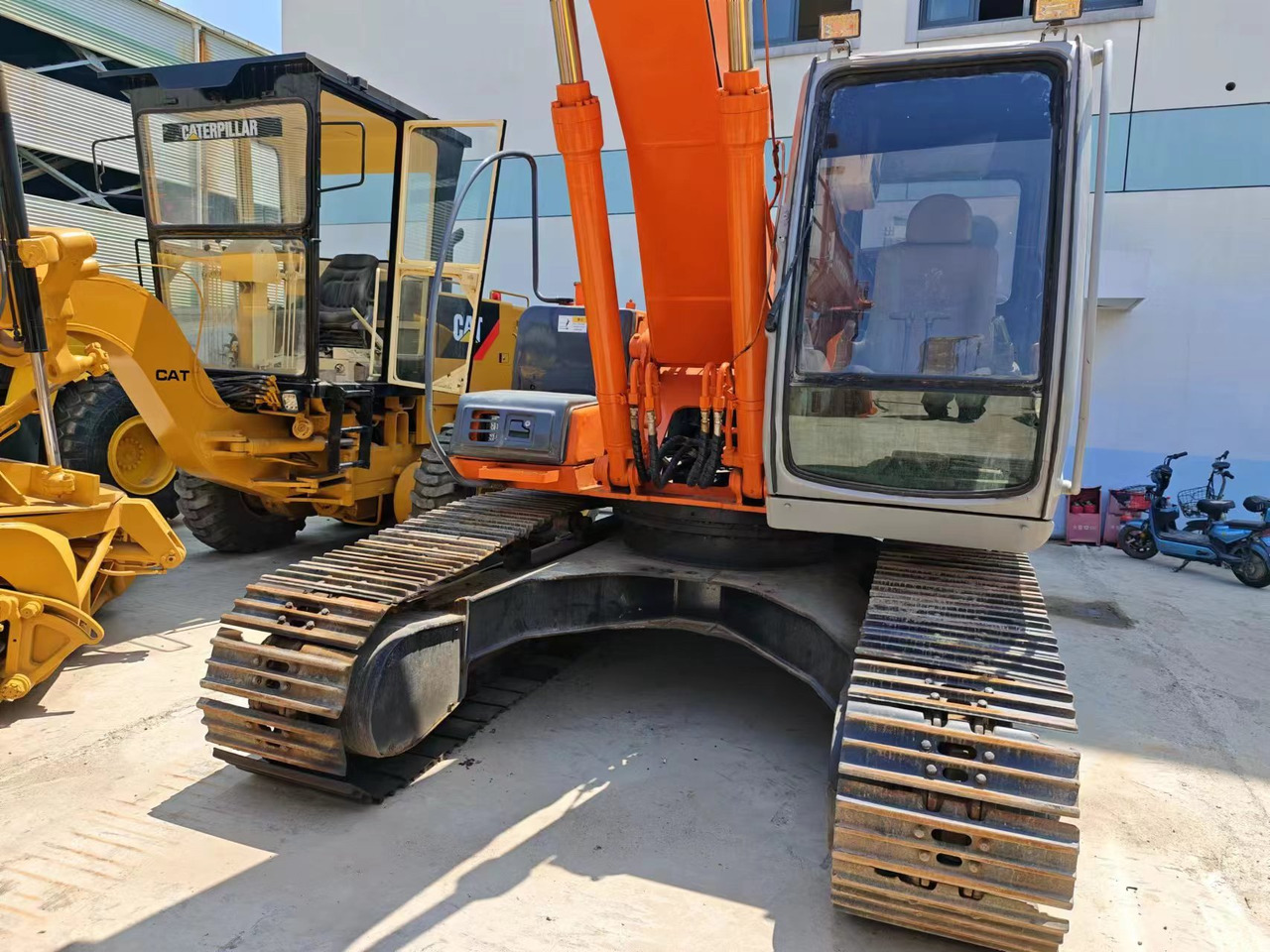 HITACHI EX200-5 - Pelle sur chenille: photos 3 HITACHI EX200-5 - Pelle sur chenille: photos 3