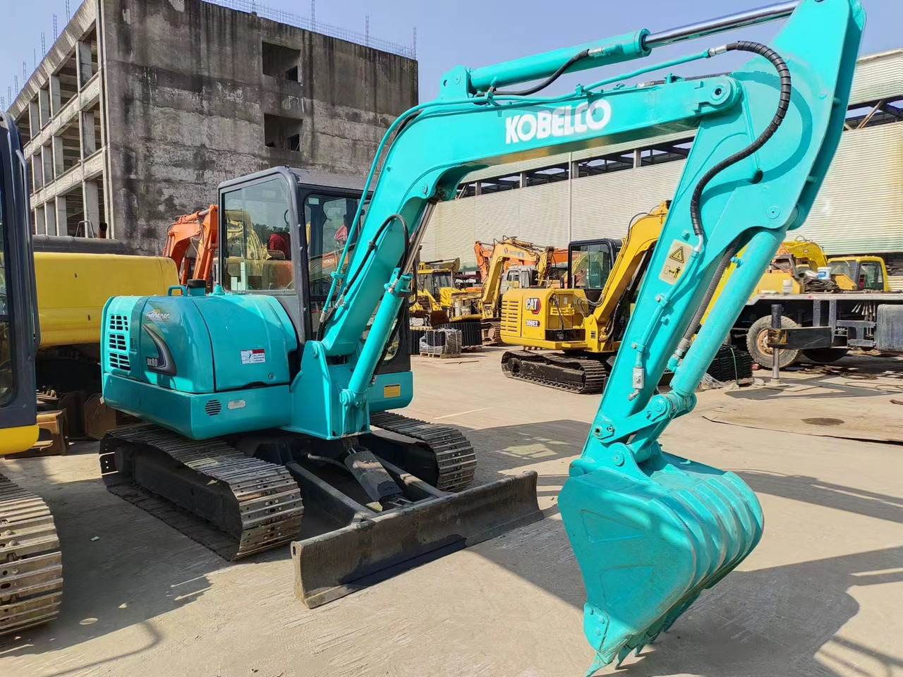 KOBELCO SK60-8 - Mini pelle: photos 1 KOBELCO SK60-8 - Mini pelle: photos 1