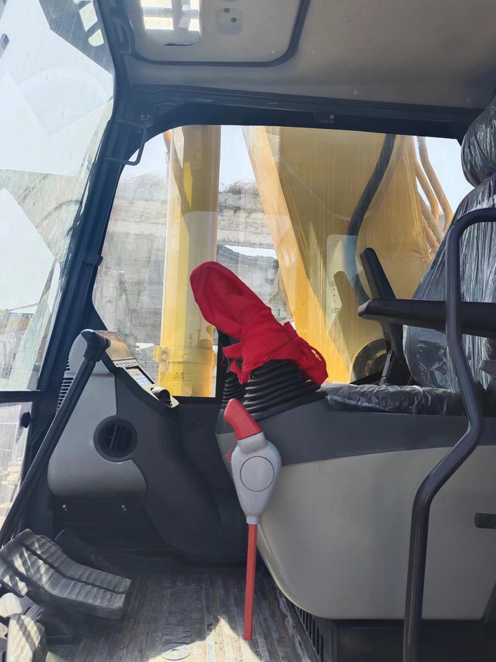 KOMATSU PC450-8 - Pelle sur chenille: photos 2 KOMATSU PC450-8 - Pelle sur chenille: photos 2