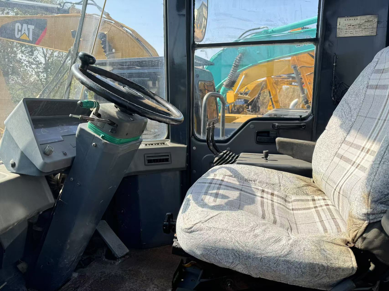KOMATSU WA380 - Chargeuse sur pneus: photos 4 KOMATSU WA380 - Chargeuse sur pneus: photos 4