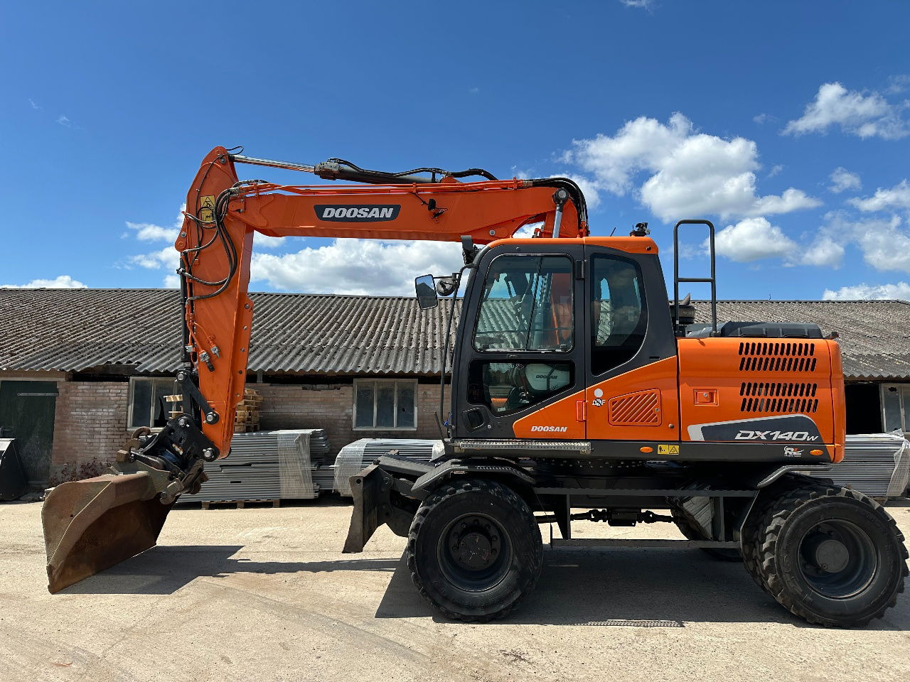 Pelle sur pneus Doosan DX140W-5