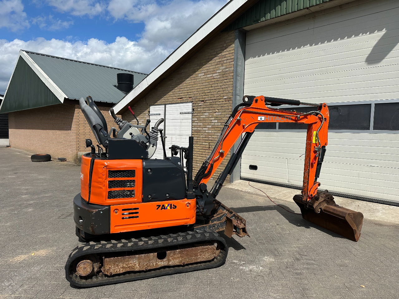 Hitachi ZX19U-6 YR - Mini pelle: photos 4 Hitachi ZX19U-6 YR - Mini pelle: photos 4