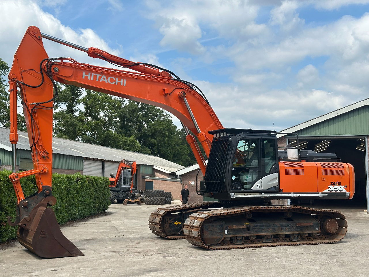 Hitachi ZX350LC-6 - Pelle sur chenille: photos 1 Hitachi ZX350LC-6 - Pelle sur chenille: photos 1