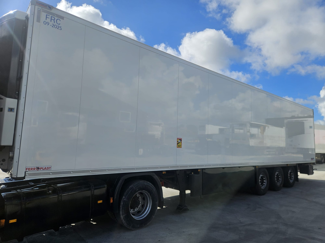 SCHMITZ CARGOBULL SKO 24/L - FP 60 ThermoKing SLXi300 - Semi-remorque frigorifique: photos 2 SCHMITZ CARGOBULL SKO 24/L - FP 60 ThermoKing SLXi300 - Semi-remorque frigorifique: photos 2