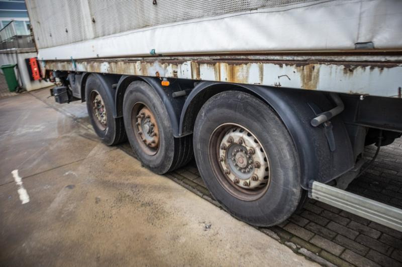 Semi-remorque rideaux coulissants Trouillet VOLAILLE/GEFLÛGEL/POULTRY+HAYON: photos 6 Semi-remorque rideaux coulissants Trouillet VOLAILLE/GEFLÛGEL/POULTRY+HAYON: photos 6