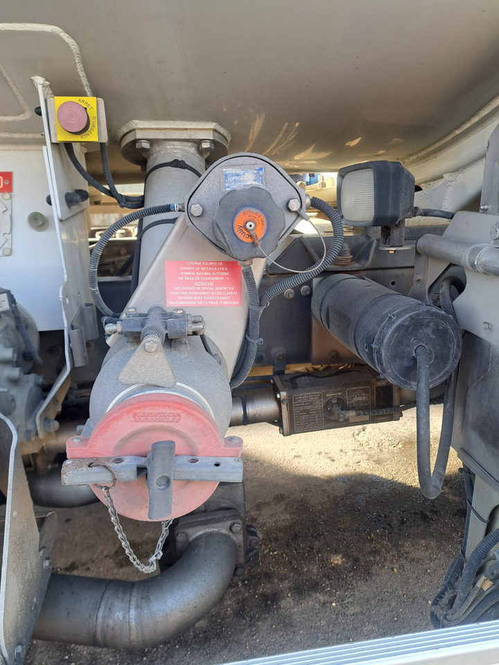 RENAULT MIDLUM 270 - Camion citerne: photos 5 RENAULT MIDLUM 270 - Camion citerne: photos 5