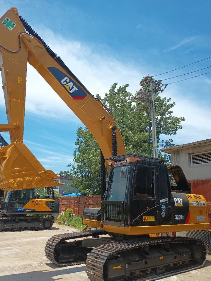 CAT 320D2L  - Pelle sur chenille: photos 3 CAT 320D2L  - Pelle sur chenille: photos 3