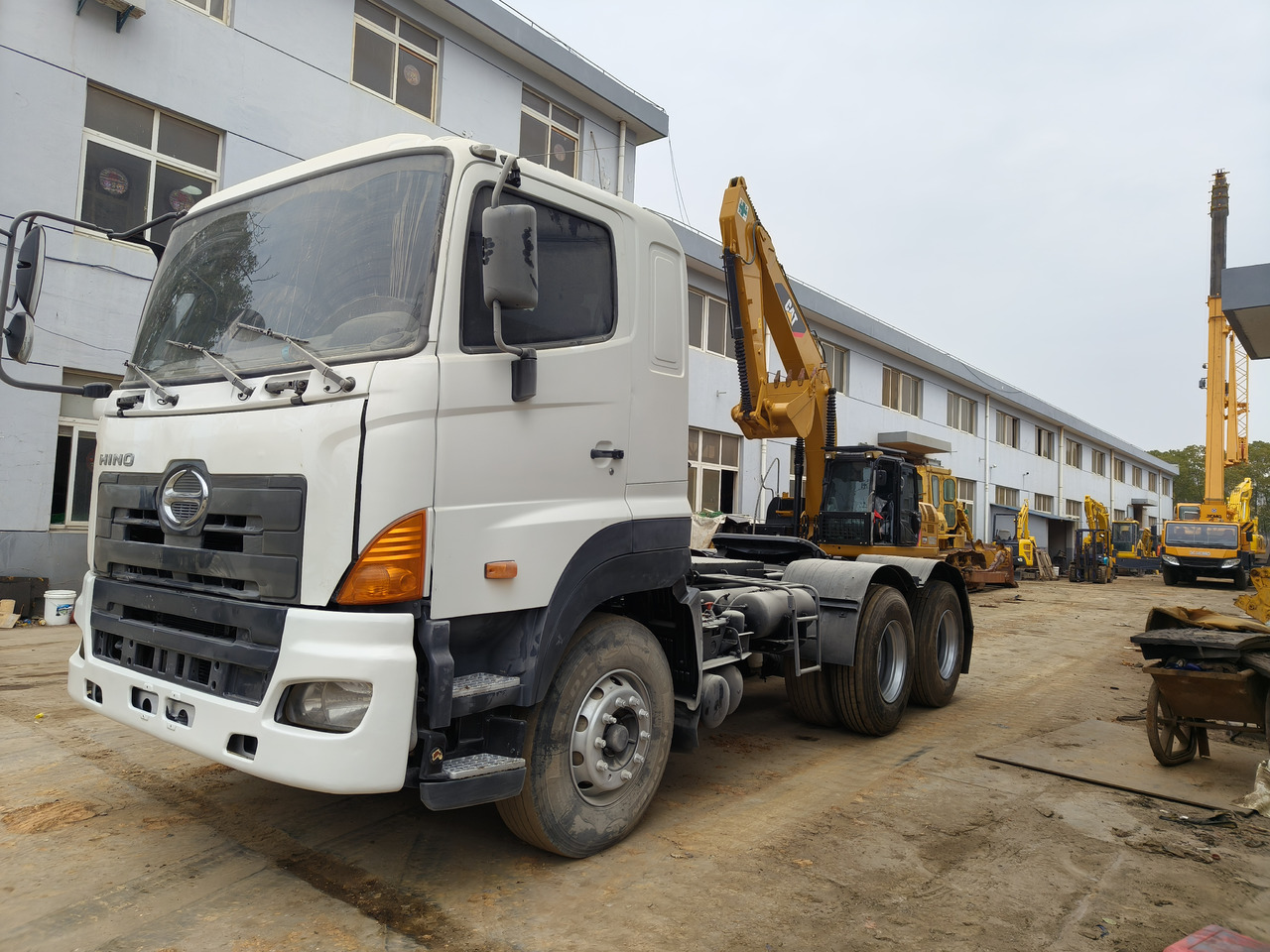 Hino 700 used tractor - Tracteur routier: photos 4 Hino 700 used tractor - Tracteur routier: photos 4