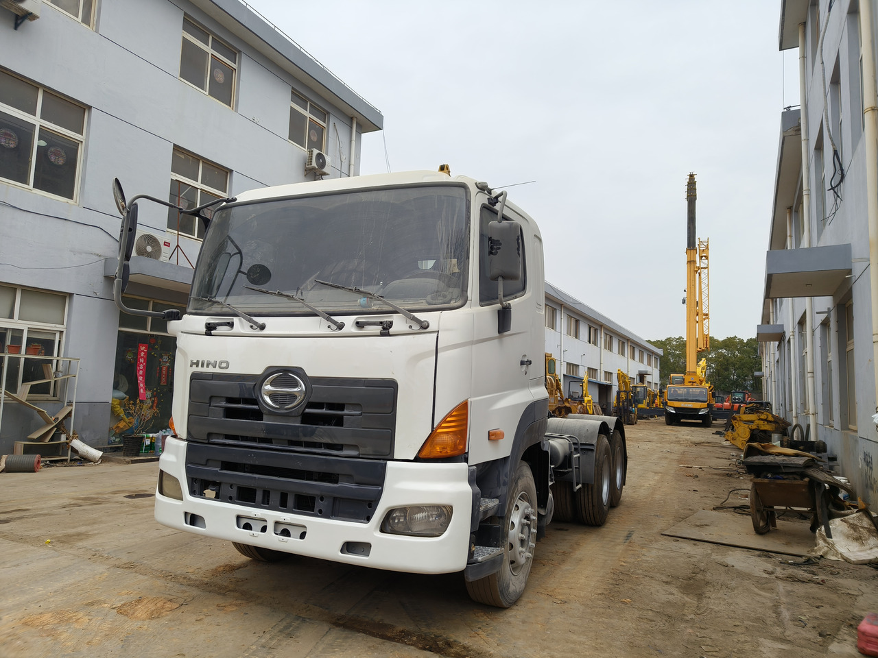 Hino 700 used tractor - Tracteur routier: photos 2 Hino 700 used tractor - Tracteur routier: photos 2