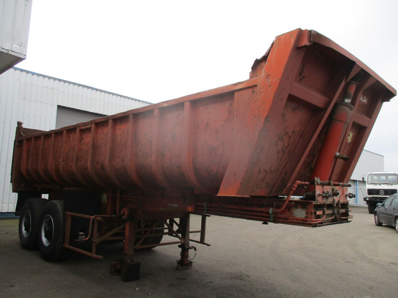 Fruehauf D33C , 2 axle , Steel tipper trailer , Drum Brakes , Spring suspension - Semi-remorque benne: photos 4 Fruehauf D33C , 2 axle , Steel tipper trailer , Drum Brakes , Spring suspension - Semi-remorque benne: photos 4