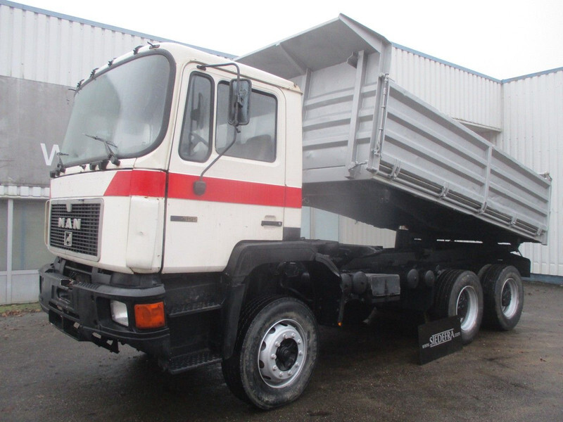 MAN 26 322 ZF Manual , 6x4 , 3 way tipper , Spring suspension - Camion benne: photos 1 MAN 26 322 ZF Manual , 6x4 , 3 way tipper , Spring suspension - Camion benne: photos 1