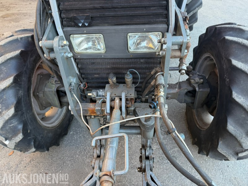 Tracteur agricole 1991 Massey Ferguson 372 4x4 FRONTHYDRAULIKK/SKJÆR: photos 14 Tracteur agricole 1991 Massey Ferguson 372 4x4 FRONTHYDRAULIKK/SKJÆR: photos 14