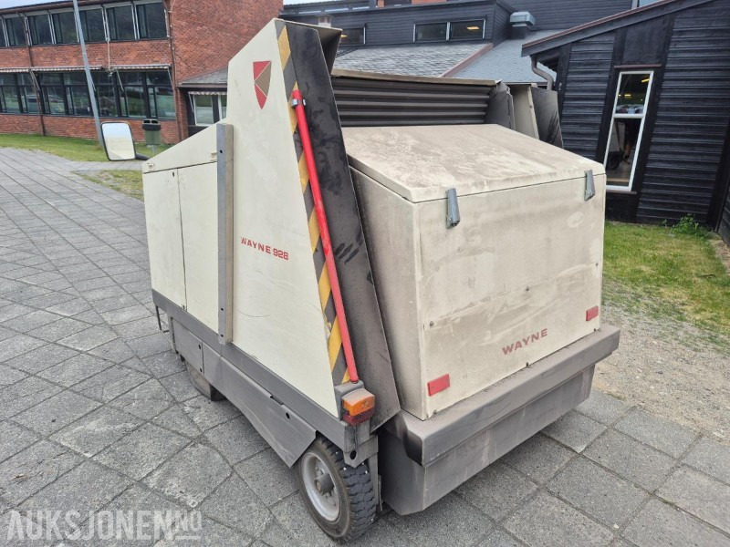 1995 Andre Wayne 928 D, dieseldrevet feiemaskin med oppsamler og tipp - Matériel de chantier: photos 3 1995 Andre Wayne 928 D, dieseldrevet feiemaskin med oppsamler og tipp - Matériel de chantier: photos 3