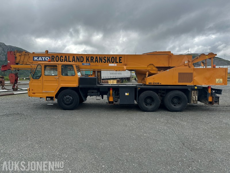 2001 Kato NK 250E-V - Grue: photos 2 2001 Kato NK 250E-V - Grue: photos 2