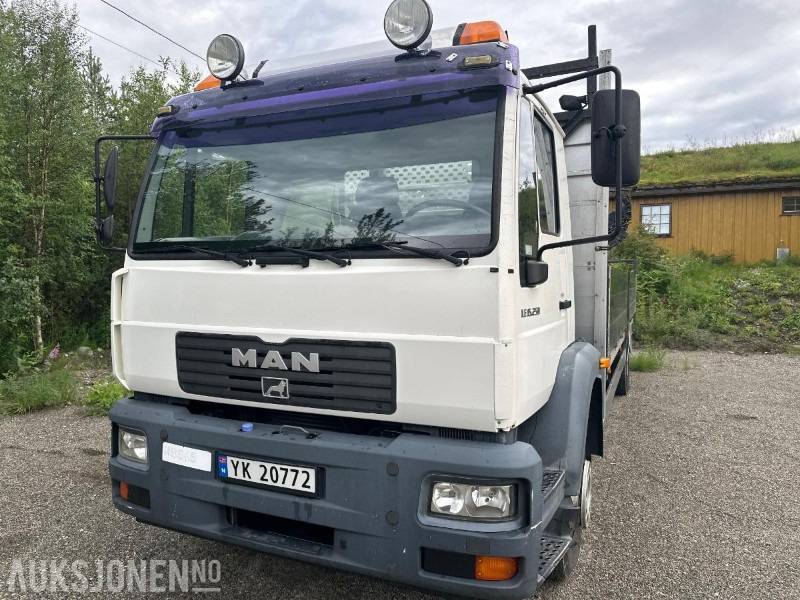 2003 MAN 15.255LC kranbil med plan - HIAB XS 088 kran - Kun 197.000km - Camion grue: photos 2 2003 MAN 15.255LC kranbil med plan - HIAB XS 088 kran - Kun 197.000km - Camion grue: photos 2