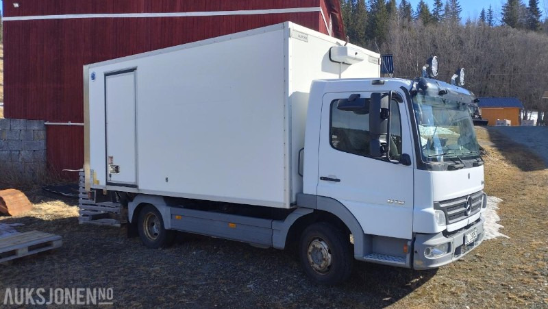 2006 Mercedes-Benz 818/33AT 7,5 skapbil ryggekamera s+v dekk kjetting - Camion fourgon: photos 3 2006 Mercedes-Benz 818/33AT 7,5 skapbil ryggekamera s+v dekk kjetting - Camion fourgon: photos 3