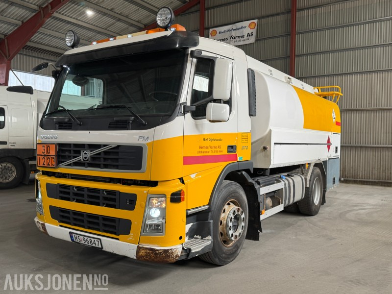 2010 Volvo FM 370 tankbil med 12000 liters tank - Camion citerne: photos 1 2010 Volvo FM 370 tankbil med 12000 liters tank - Camion citerne: photos 1
