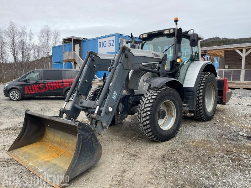 2011 Valtra N142 8670 Med laster og skuffe, Pallegaflfler, lodd, Eu godkjent til 22.01.2026 - Tracteur agricole: photos 1 2011 Valtra N142 8670 Med laster og skuffe, Pallegaflfler, lodd, Eu godkjent til 22.01.2026 - Tracteur agricole: photos 1