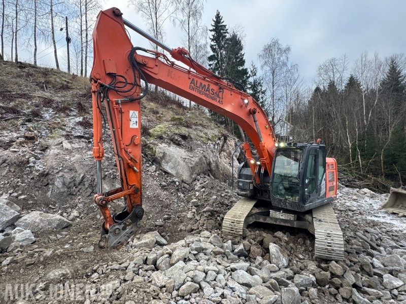 2014 Hitachi ZX225USLC-5B Beltegraver med tiltrotator og pusseskuffe - Pelle: photos 2 2014 Hitachi ZX225USLC-5B Beltegraver med tiltrotator og pusseskuffe - Pelle: photos 2