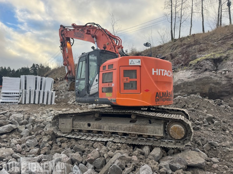 2014 Hitachi ZX225USLC-5B Beltegraver med tiltrotator og pusseskuffe - Pelle: photos 5 2014 Hitachi ZX225USLC-5B Beltegraver med tiltrotator og pusseskuffe - Pelle: photos 5