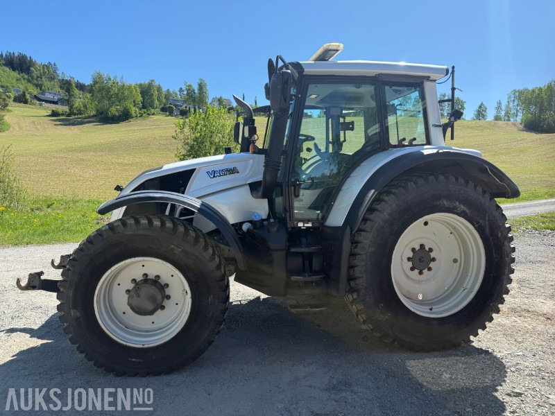 2015 Valtra N163 Unlimited Edition traktor - Hyttefjæring - 4 dobbelt virkende uttak - front PTO - 2 seter - Servicehistorikk - Tracteur agricole: photos 2 2015 Valtra N163 Unlimited Edition traktor - Hyttefjæring - 4 dobbelt virkende uttak - front PTO - 2 seter - Servicehistorikk - Tracteur agricole: photos 2