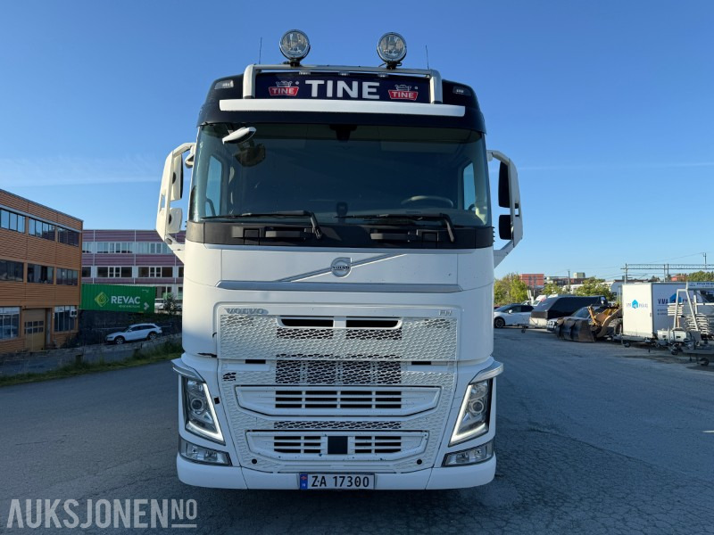 2016 Volvo FH540 6x2 – 458.000 km / 3-kammers tank / VBG hengerfeste - Camion citerne: photos 3 2016 Volvo FH540 6x2 – 458.000 km / 3-kammers tank / VBG hengerfeste - Camion citerne: photos 3