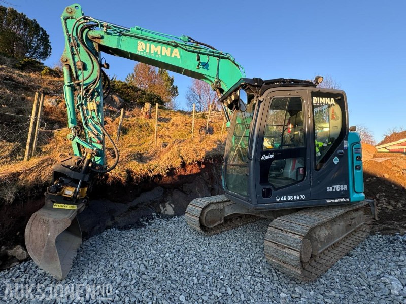 2021 Kobelco SK75SR-7 - 8 tonns Gravemaskin - Sentralsmøring - Engcon tiltrotator - Hammer - Pusskuffe - Gallerskufffe - Graveskuffe - Smalskuffe og Klype - Gått 2732 timer - Pelle: photos 1 2021 Kobelco SK75SR-7 - 8 tonns Gravemaskin - Sentralsmøring - Engcon tiltrotator - Hammer - Pusskuffe - Gallerskufffe - Graveskuffe - Smalskuffe og Klype - Gått 2732 timer - Pelle: photos 1