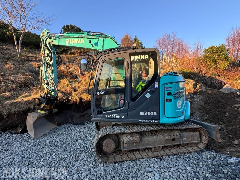 2021 Kobelco SK75SR-7 - 8 tonns Gravemaskin - Sentralsmøring - Engcon tiltrotator - Hammer - Pusskuffe - Gallerskufffe - Graveskuffe - Smalskuffe og Klype - Gått 2732 timer - Pelle: photos 2 2021 Kobelco SK75SR-7 - 8 tonns Gravemaskin - Sentralsmøring - Engcon tiltrotator - Hammer - Pusskuffe - Gallerskufffe - Graveskuffe - Smalskuffe og Klype - Gått 2732 timer - Pelle: photos 2