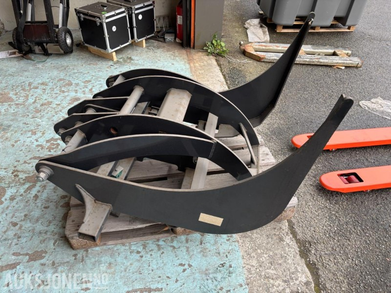 Tømmerklype til Hjullaster. Trima/SMS Feste. Ytterklo ca bredde 81cm - Accessoire pour Engins de chantier: photos 1 Tømmerklype til Hjullaster. Trima/SMS Feste. Ytterklo ca bredde 81cm - Accessoire pour Engins de chantier: photos 1