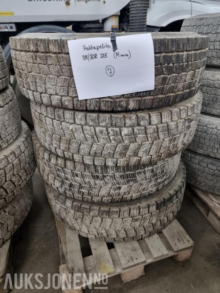 12 stk Brukte Lastebildekk Nokian og Bridgestone 315/80 - 22,5 - Camion: photos 3 12 stk Brukte Lastebildekk Nokian og Bridgestone 315/80 - 22,5 - Camion: photos 3