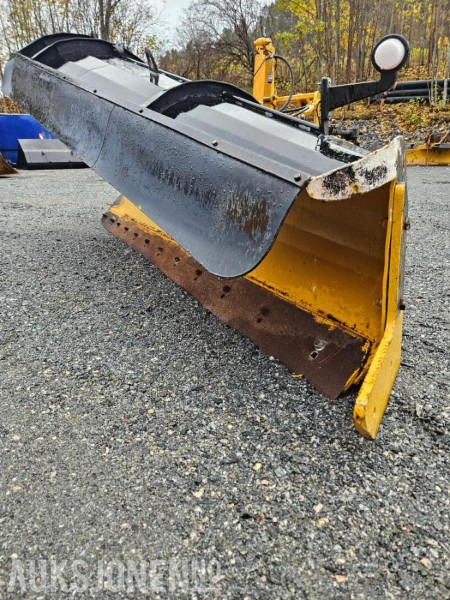 1992 Øveraasen diagonalplog DL 285 B - Største bredde 2900 mm - Med parallellogram - Hydraulisk løft - Machine agricole: photos 4 1992 Øveraasen diagonalplog DL 285 B - Største bredde 2900 mm - Med parallellogram - Hydraulisk løft - Machine agricole: photos 4