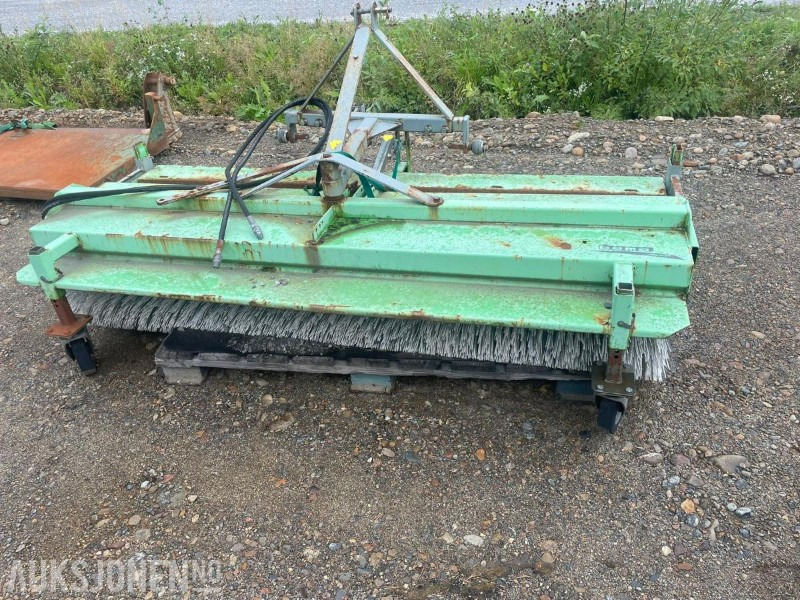 2013 Kehrmaschine bema Agrar 2300 mit SW - Kost med oppsamler til bruk på traktor - Machine agricole: photos 1 2013 Kehrmaschine bema Agrar 2300 mit SW - Kost med oppsamler til bruk på traktor - Machine agricole: photos 1