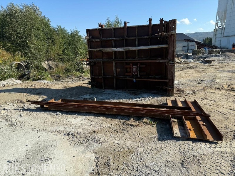 Støpeplann med Tremix-vibrator til plansilo/støttemur 240x200x300 - Matériel de chantier: photos 3 Støpeplann med Tremix-vibrator til plansilo/støttemur 240x200x300 - Matériel de chantier: photos 3