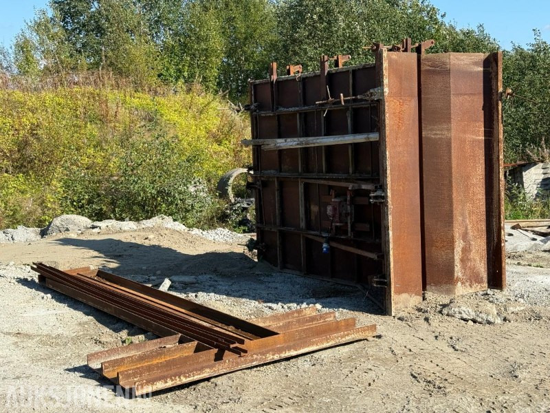 Støpeplann med Tremix-vibrator til plansilo/støttemur 240x200x300 - Matériel de chantier: photos 2 Støpeplann med Tremix-vibrator til plansilo/støttemur 240x200x300 - Matériel de chantier: photos 2