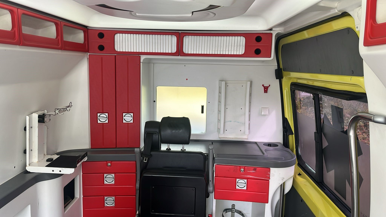 Mercedes Benz AMBULANCE Lot of 10 units Sprinter 313 CDI Automatic - Véhicule de voirie/ Spécial: photos 4 Mercedes Benz AMBULANCE Lot of 10 units Sprinter 313 CDI Automatic - Véhicule de voirie/ Spécial: photos 4