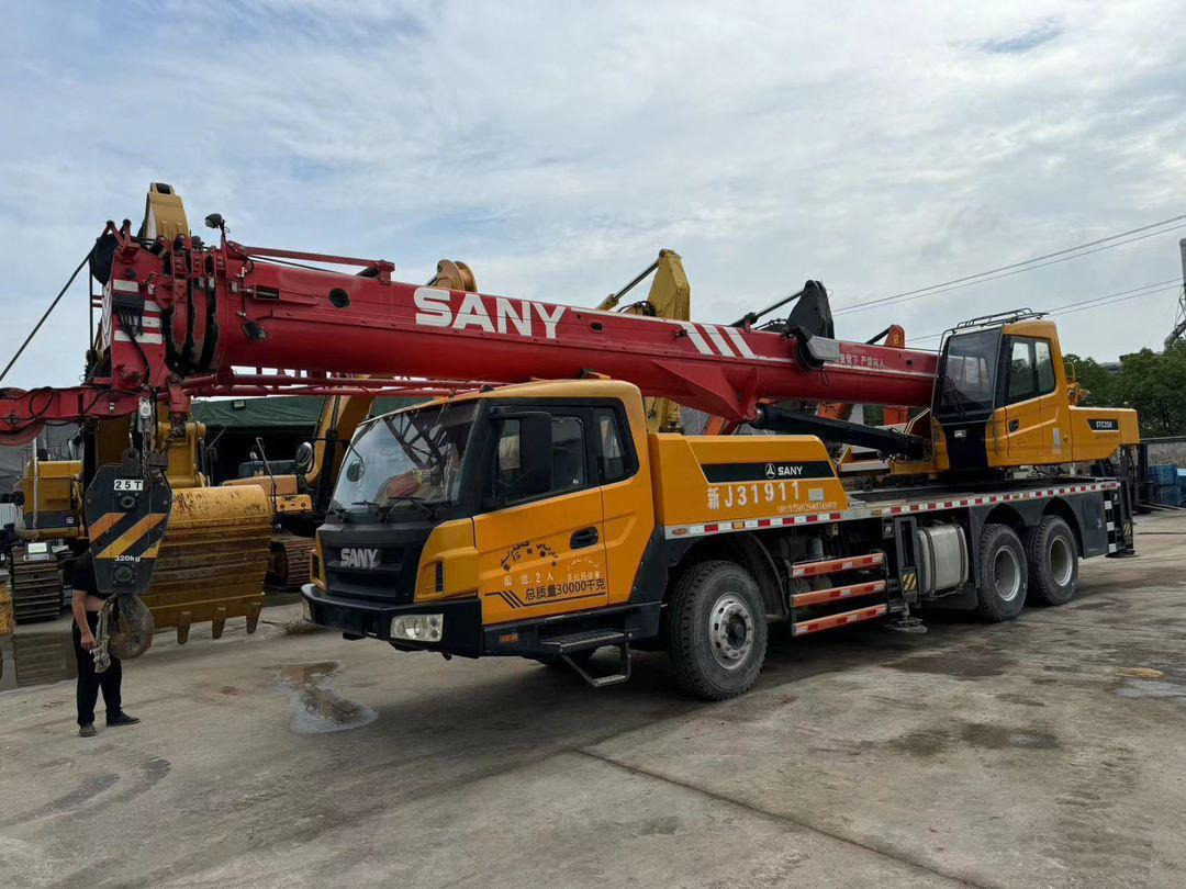Sany 25 Ton Used Truck Crane 50 Ton 70 Ton 80 Ton 100 Ton 120 Ton 200 Ton 220Ton 240 Ton 300 Ton XCMG Zoomlion Liebherr Tadano Truck Crane - Grue mobile: photos 3 Sany 25 Ton Used Truck Crane 50 Ton 70 Ton 80 Ton 100 Ton 120 Ton 200 Ton 220Ton 240 Ton 300 Ton XCMG Zoomlion Liebherr Tadano Truck Crane - Grue mobile: photos 3