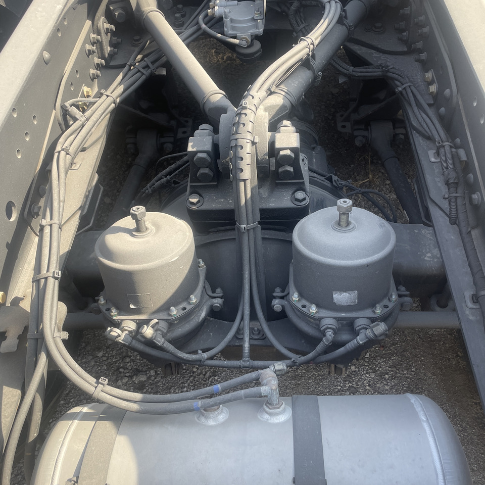 Tracteur routier Shacman New or Used  (6*4) ,(8*2) (8*4)Semi Truck Head Tractor Head Tipper Head: photos 8 Tracteur routier Shacman New or Used  (6*4) ,(8*2) (8*4)Semi Truck Head Tractor Head Tipper Head: photos 8