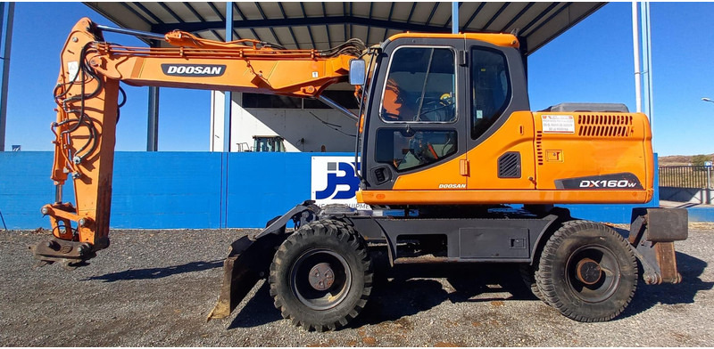 Doosan DX140W-3 - Pelle sur pneus: photos 1 Doosan DX140W-3 - Pelle sur pneus: photos 1