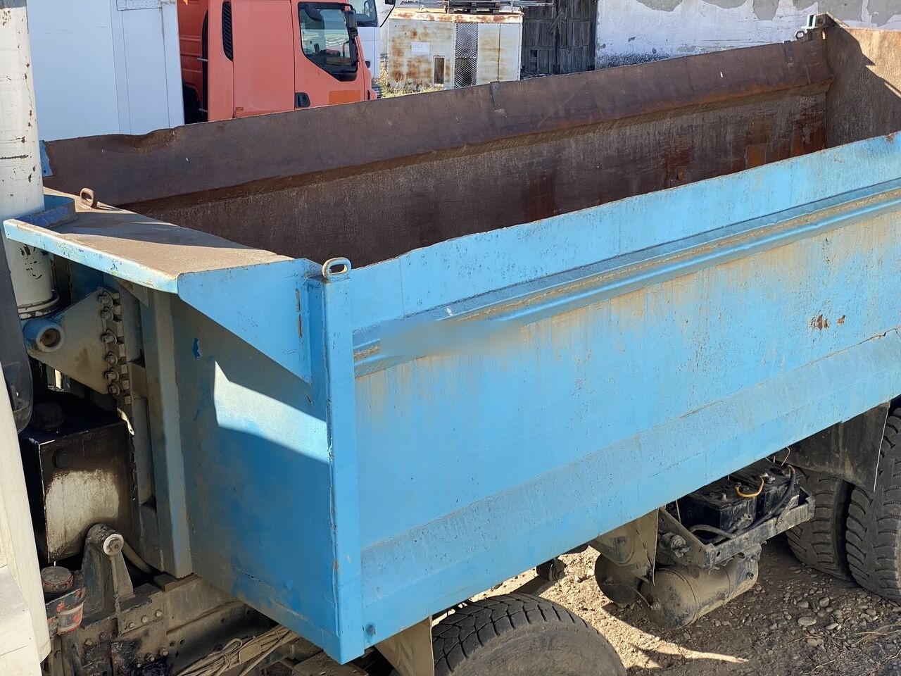 Hardox Bena basculabila cu semisasiu 7m : 8x4 - Benne pour poids lourds: photos 3 Hardox Bena basculabila cu semisasiu 7m : 8x4 - Benne pour poids lourds: photos 3