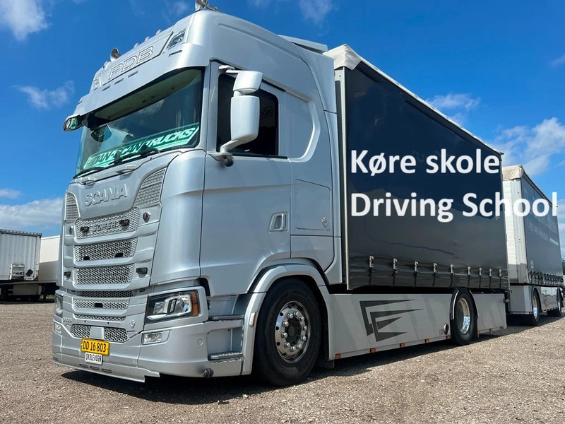Camion fourgon Scania S660 V8 Driving school pedal. Special Interior. Air / Air suspension.