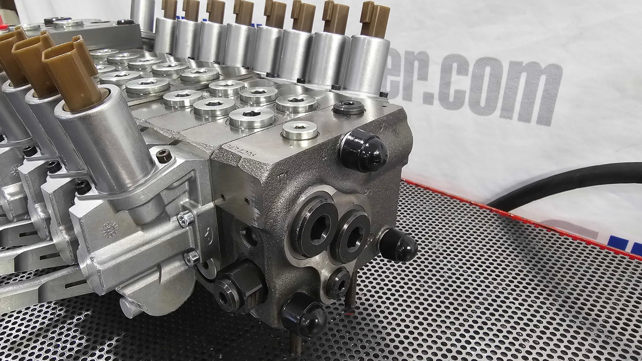 Proportional Valve Walvoil DPX160 combined with DPX100, 9 functions - Remorque forestière: photos 4 Proportional Valve Walvoil DPX160 combined with DPX100, 9 functions - Remorque forestière: photos 4