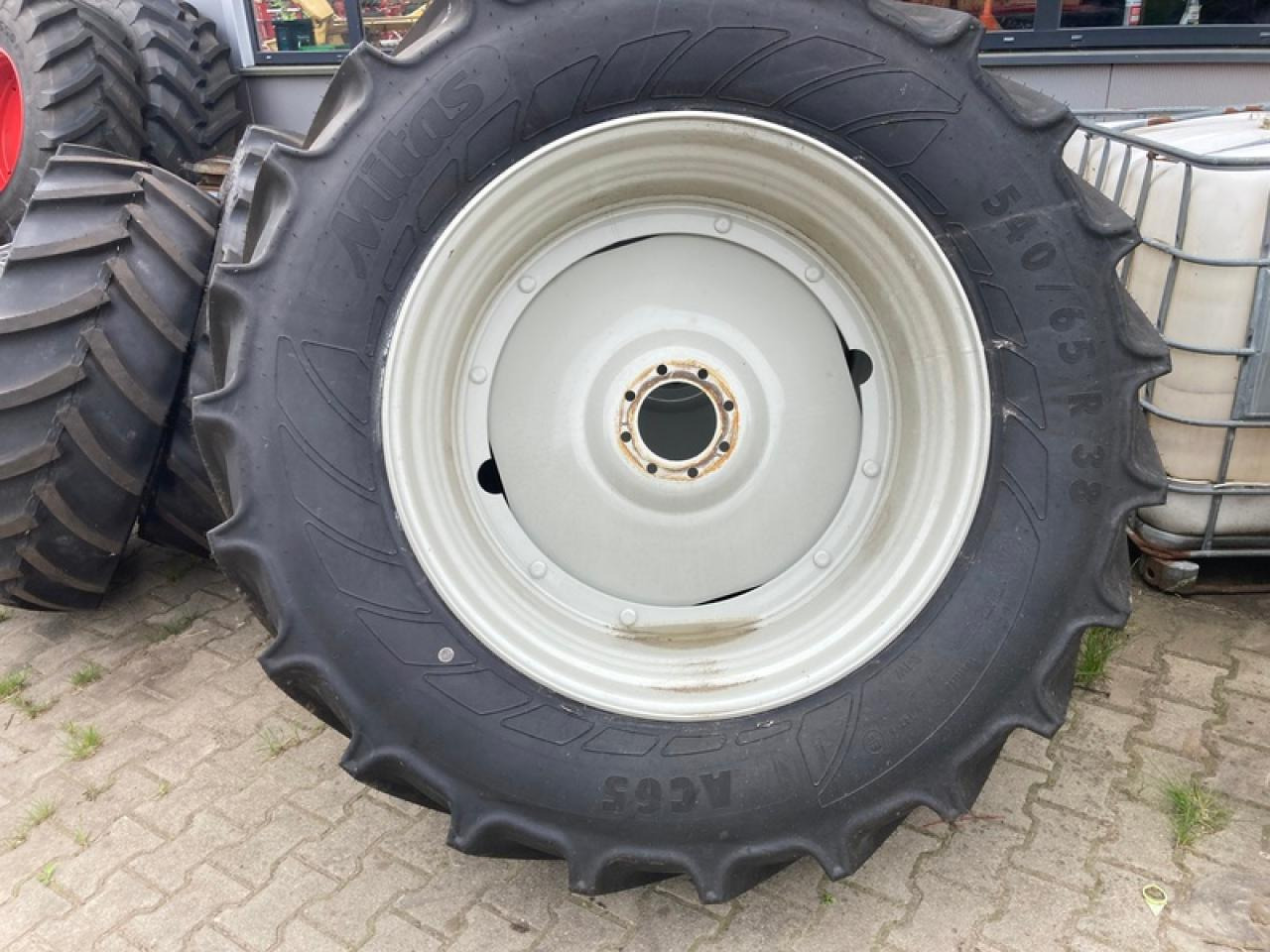 2X 440/65R28//2X 540/65R38 VALTRA - Pneu: photos 5 2X 440/65R28//2X 540/65R38 VALTRA - Pneu: photos 5